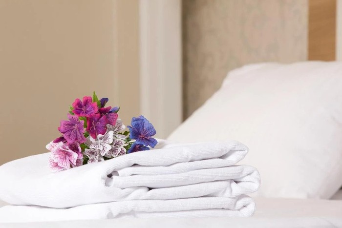Periksa seprei dan handuk/Foto: Pexels/Ercan Şenkaya