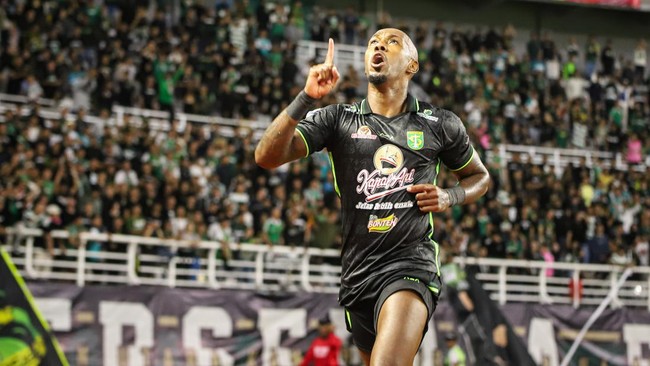 Gol 'hantu' atau gol kontroversial Persebaya Surabaya ke gawang Persis Solo di Liga 1, Rabu (13/12), menjadi sorotan netizen.