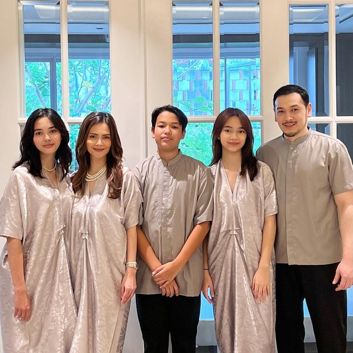 <p>Artis Cut Tary resmi menikah dengan Richard Kevin pada tahun 2019. Ia pun menjadi Ibu sambung dari dua anak Kevin, Chanella Leslie dan Richard Kingston. "Itu mah kakak adik, bukan Mama sama anak," kata seorang netizen kala melihat potret Cut Tary dengan kedua anak sambungnya. (Foto: Instagram: @cuttaryofficial)</p>