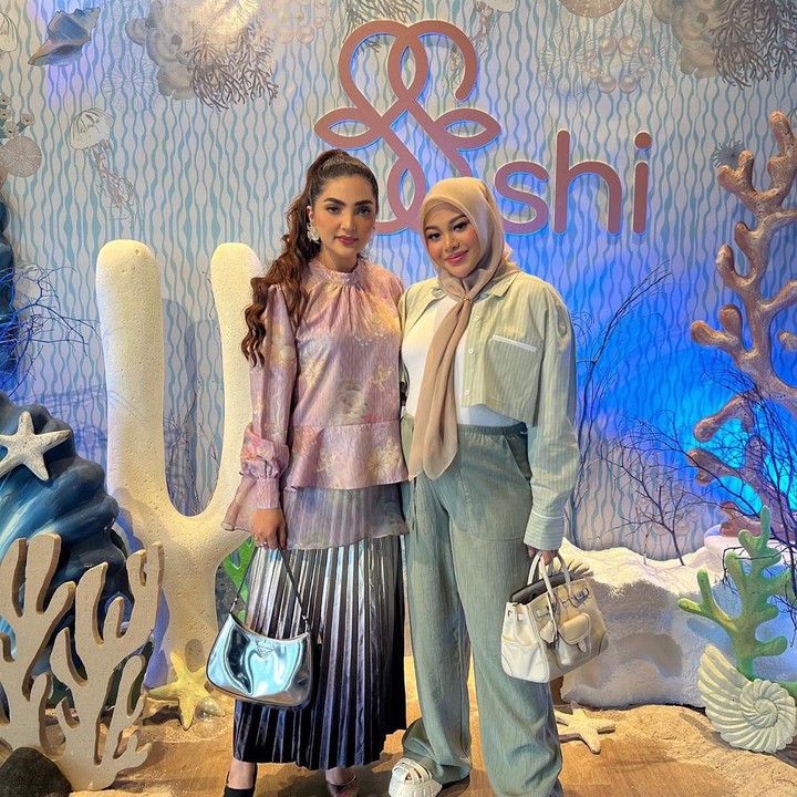 <p>Setelah bercerai dari Krisdayanti, Anang Hermansyah pun menikah dengan Ashanty, Bunda. Ashanty pun sangat akrab dengan kedua anak sambungnya, Aurel dan Azriel. "<em>Happy</em> selalu anak baik bersama Bunda Ashanty," kata seorang netizen kala melihat unggahan Ashanty dan Aurel. (Foto: Instagram: @ashanty_ash)</p>