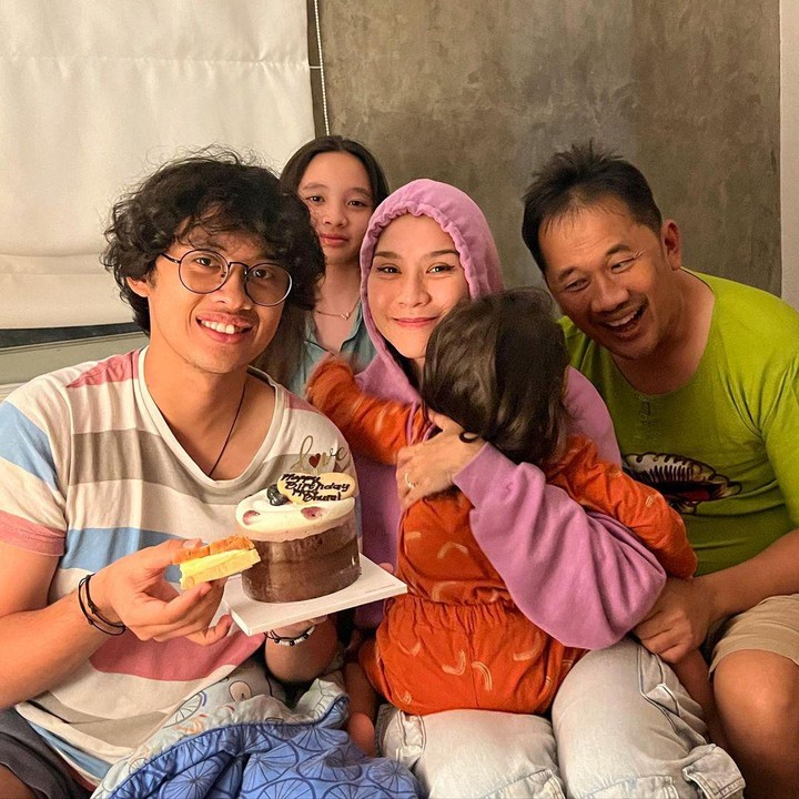 <p>Sebelum menikahi Zaskia Adya Mecca, Hanung Bramantyo telah dikaruniai seorang putra dari pernikahan sebelumnya. Zaskia sendiri sangat dekat dengan sang anak yang akrab disapa Bhumi ini. "Selamat 22 tahun anak baik <em>@barmastyabhumi</em> sayang. Si soleh yang enggak banyak mau, super perhatian dan enggak pernah bikin repot sama sekali," tulis Zaskia pada laman Instagram-nya kala Bhumi berulang tahun. (Foto: Instagram: @zaskiadyamecca)</p>