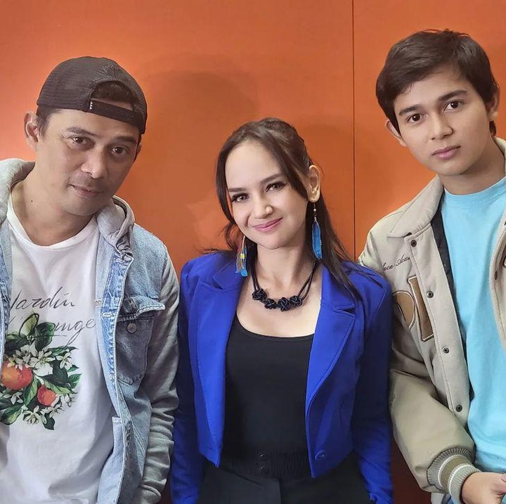 <p>Artis Angelica Simperler menikah dengan pengusaha Rico Hidros di tahun 2020 dan menjadi Ibu sambung dari putra semata wayang Rico, Ahmad Titan. Keduanya bahkan disebut semakin mirip, lho. "<em>@titan_attariq</em> kenapa jadi mirip Bundanya ya hehe <em>@angelicasimp.new</em>," tutur seorang netizen. (Foto: Instagram: @angelicasimp.new)</p>