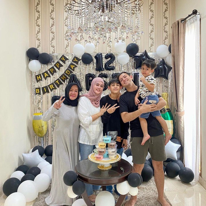 <p>Rifky Balweel menikah dengan Biby Alraen pada tahun 2019. Biby pun menjadi Bunda sambung bagi anak Rifky, Arsen Balweel. Biby terlihat sangat menyayangi Arsen seperti anak sendiri dan kerap berpose bersama, nih. "<em>Happy birthday</em> Abang Acen. Sudah 12 tahun saja nih anak lanang ganteng. Semoga Abang jadi anak saleh, anak pintar, diberikan kesehatan selalu sama Allah," ungkap Biby di ulang tahun Arsen. (Foto: Instagram: @bibyalraen13)</p>