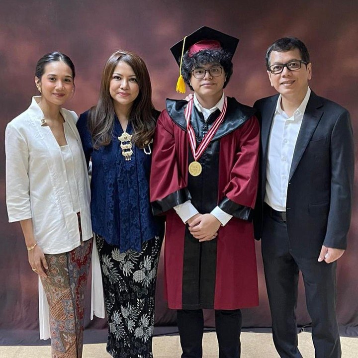 <p>Wishnutama menikah dengan Gista Putri pada tahun 2015, Bunda. Saat menikahi perempuan 36 tahun ini, Wishnutama sudah memiliki lima orang anak dari pernikahan sebelumnya. Meski begitu, hubungan Gista dengan anak-anak sambungnya sangat baik. "Selamat Adek <em>@sultansaladynetama</em> kami sangat bangga padamu dan merasa terhormat bisa merayakan kelulusan bersamamu," kata Gista kala mengunggah potret bersama salah satu anak sambungnya. (Foto: Instagram: @gistaputri)</p>
