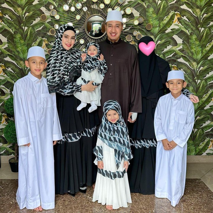 <p>Kartika Putri menikah denga Habib Usman yang sebelumnya sudah memiliki tiga orang anak, Bunda. Meski begitu, Kartika telah menganggap ketiga anak sambungnya ini seperti anaknya sendiri. "<em>MasyaAllah</em> tabarakallah, keluarga idaman setiap orang, (semoga) bahagia lahir batin," doa netizen melihat kebersamaan Kartika dengan keluarganya. (Foto: Instagram: @kartikaputriworld)</p>