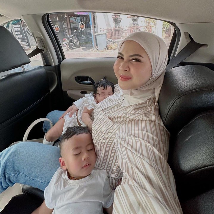 <p>Melihat dari salah satu unggahannya, Kesha membagikan potretnya kala momong kedua anaknya saat pergi ke Bali. Baik Qwenzy maupun Aisha terlihat sangat nyaman tertidur sambil bersandar pada sang Bunda. (Foto: Instagram: @kesharatuliu05)</p>
