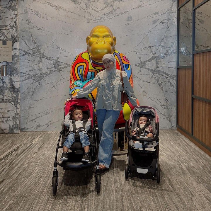 <p>Kesha kerap mengunggah potret bersama kedua anaknya pada laman Instagram. Dalam sebuah unggahan, tidak jarang Kesha juga membawa dua buah stroller kala bepergian, lho. (Foto: Instagram: @kesharatuliu05)</p>