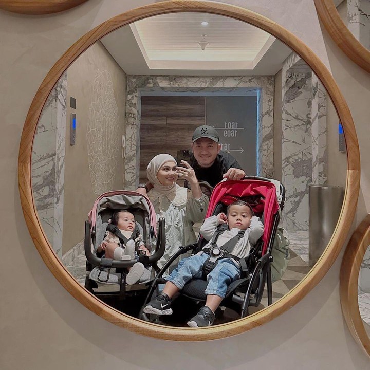 <p>Meski menikmati momen mengasuh kedua anaknya, Kesha tetap tampil modis dan fashionable, lho. Bahkan tak sedikit netizen yang menyebut kecantikannya tidak luntur. (Foto: Instagram: @kesharatuliu05)</p>