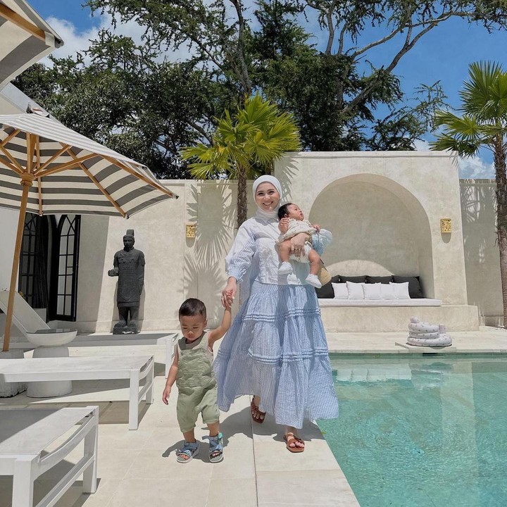 <p>"Cantik banget sih Kak dari gadis sampai punya anak dua cantiknya enggak pernah luntur," ungkap seorang netizen. "Mama anak dua makin cantik," kata netizen lainnya. (Foto: Instagram: @kesharatuliu05)</p>