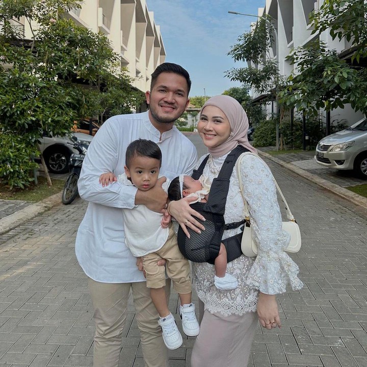 <p>Setelah menikah dengan Adhi Permana pada tahun 2021, Kesha Ratuliu dikaruniai dua orang anak, Bunda. Keduanya adalah Qwenzy Kalandra Putra dan Aisha Kaluna Letecia. (Foto: Instagram: @kesharatuliu05)</p>