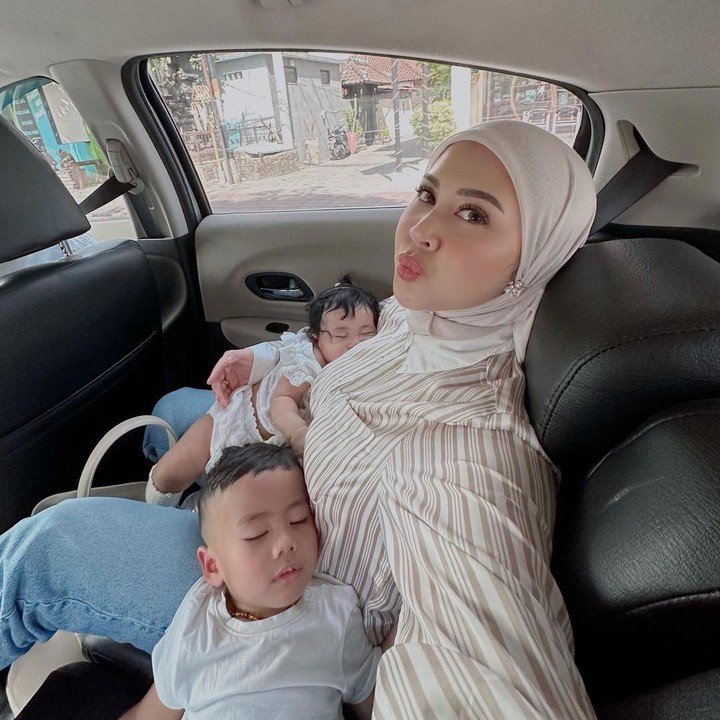 <p>"Sampai Bali anak-anak tepar," tutur perempuan 25 tahun ini seraya menyisipkan emotikon tertawa pada kolom caption. (Foto: Instagram: @kesharatuliu05)</p>