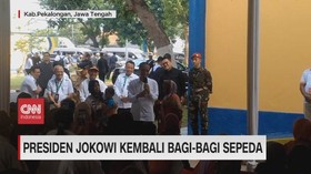 VIDEO: Presiden Jokowi Kembali Bagi-bagi Sepeda