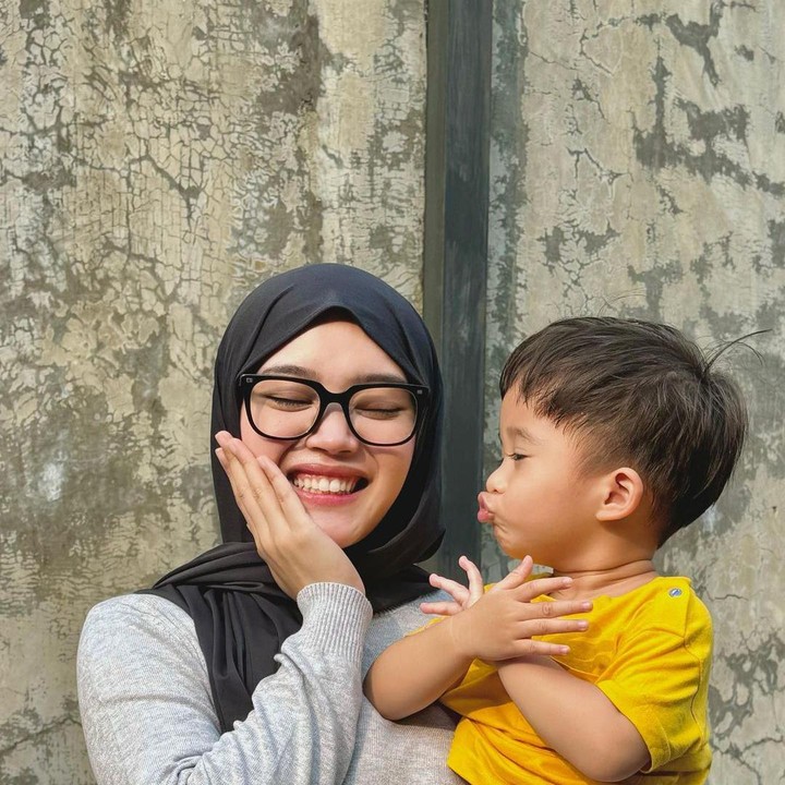 <p>Kedatangan Putri dan sang ayah tampaknya membuat Adzam sangat senang. Sampai-sampai, ia merengek karena tak rela ditinggal pulang.(Foto: Instagram @putridelinaa)<br /><br /><br /></p>