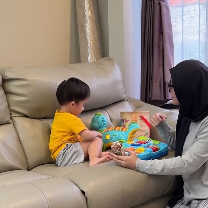 <p>Dalam momen tersebut, Putri dan Sule terlihat menghibur Adzam dengan mainan. Ketiganya terlihat happy saat menghabiskan momen bersama.(Foto: Instagram @putridelinaa)<br /><br /><br /></p>