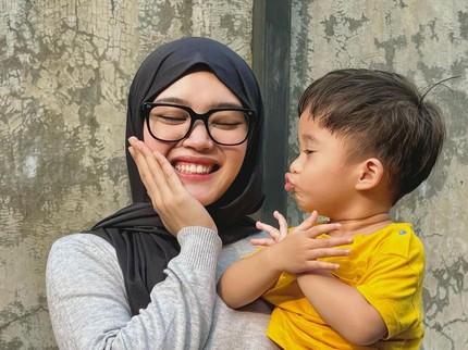 5 Potret Putri Delina Kunjungi Adzam, Sang Adik Sampai Enggak Rela Ditinggal Pulang