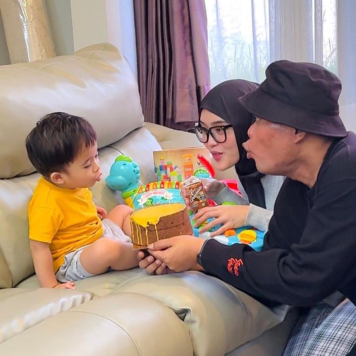 <p>Unggahan ini kemudian mendapat banyak reaksi dari netizen. Kita doakan, semoga keluarga Nathalie Holscher dan Sule sehat-sehat selalu, ya. (Foto: Instagram @putridelinaa)</p>