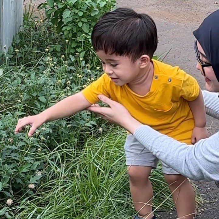 <p>Putri Delina membagikan momen berkunjung ke rumah Nathalie Holscher, Bunda. Bersama sang ayah, ia menemui sang adik sambung Adzam Adriansyah Sutisna.(Foto: Instagram @putridelinaa)<br /><br /><br /></p>