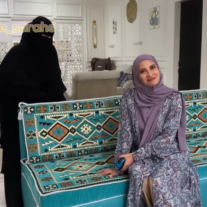 <p>Untuk sentuhan manis, Ummi Pipik memiliki sejumlah ornamen bergaya timur tengah yang penuh warna. (Foto: YouTube Natalie Sarah Vlog)</p>