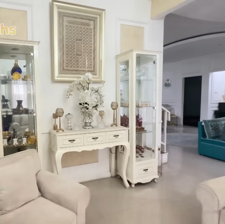 <p>Rumah seluas 750 meter persegi itu memiliki interior yang sangat mewah. Nuansa elegan terlihat dari dekorasi yang didominasi oleh warna putih dan emas. "Aku memang suka warna gold sebenarnya. Ini luasnya  750," ucapnya. (Foto: YouTube Natalie Sarah Vlog)</p>