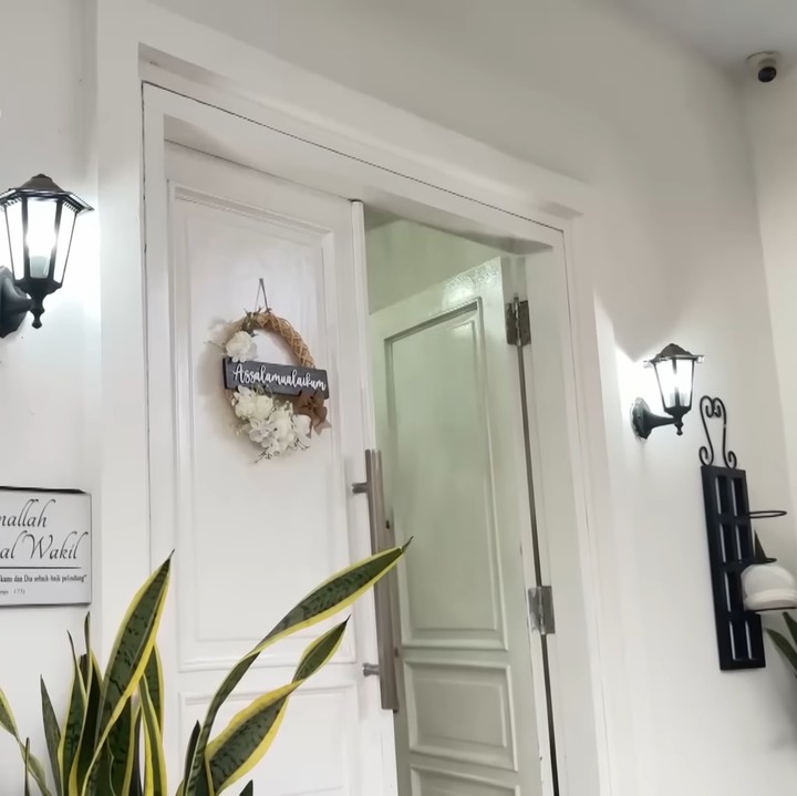 <p>Ummi Pipik memiliki rumah baru yang megah dan luas. Rumah tersebut dihuni olehnya dan anak-anak sejak 2019 lalu. Ia telah melewati proses panjang hingga berhasil mendirikan rumah itu. "Ini dibangun pelan-pelan. Awalnya kita ngontrak selama 5 tahun, kita pindah rumah 9 kali," ujar Ummi Pipik. (Foto: YouTube Natalie Sarah Vlog)</p>