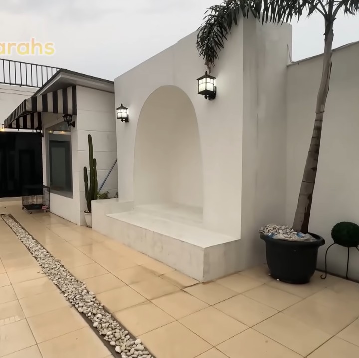 <p>Di sebelah kolam renang, terdapat area bersantai dengan gaya timur tengah yang didesain oleh Ummi Pipik sendiri. (Foto: YouTube Natalie Sarah Vlog)</p>