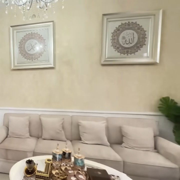 <p>"Pindah itu 2019 akhir. Kan dulu rumahnya yang kebakaran itu pas 2014, rumah satu-satunya bersama almarhum. Karena memang sudah tidak mungkin direnovasi, butuh waktu lama dan biaya luar biasa, anak-anak juga trauma tinggal di situ akhirnya dijual, kita beli tanah ini," kata Ummi Pipik. (Foto: YouTube Natalie Sarah Vlog)</p>