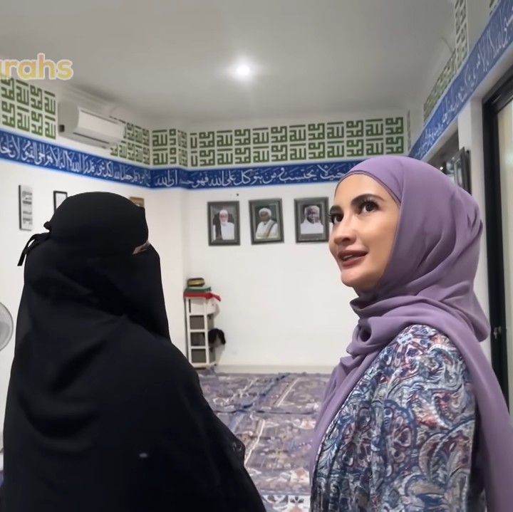<p>Tak jauh dari kolam renang, ada ruangan khusus yang digunakan sebagai tempat mengadakan pengajian. "Ini tempat buat majelis taklim," tuturnya. (Foto: YouTube Natalie Sarah Vlog)</p>