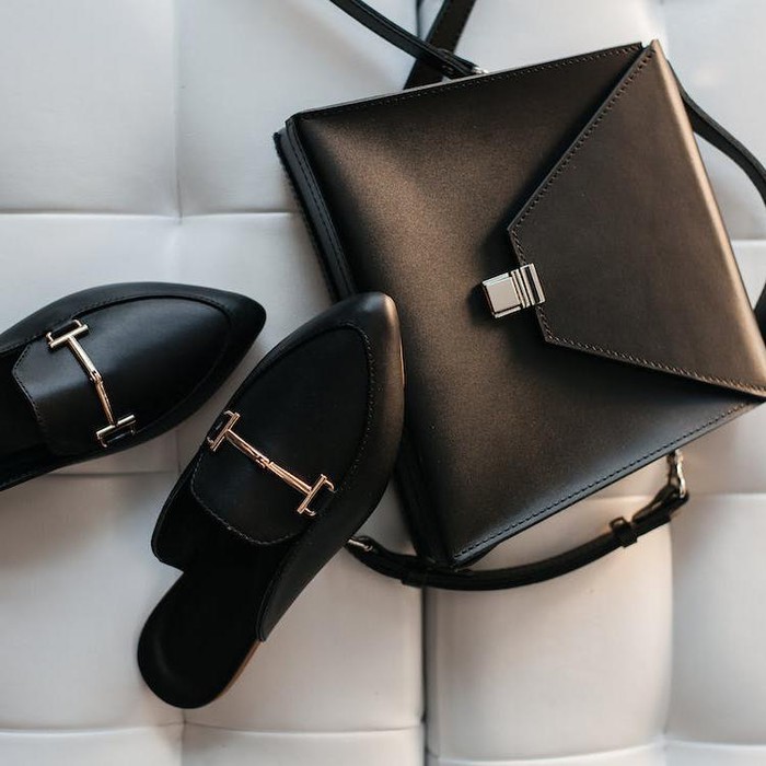Sepatu dan tas kulit/Foto: pexels.com/Denys Mikhalevych