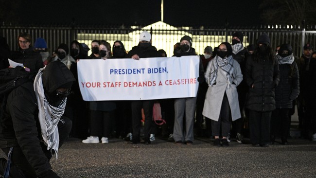 Sejumlah staf Gedung Putih menggelar demo menuntut Presiden Amerika Serikat Joe Biden untuk mendesak Israel menghentikan agresi mereka di Palestina.