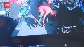 VIDEO: Sadis, Ayah Banting Anak Kandung Hingga Tewas
