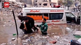 VIDEO: Kala Petugas Medis Evakuasi Korban Gaza di Tengah Banjir