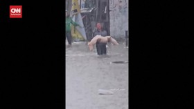 VIDEO: Banjir Terjang Gaza, Warga Bawa Jenazah Lewati Genangan Air