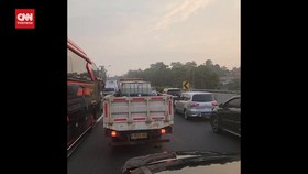 VIDEO: Macet Parah di Tol Cipularang Imbas Demo Buruh