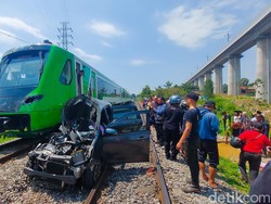 Warga Sempat Beri Isyarat-Klakson Sebelum Mobil Tertabrak KA Feeder Whoosh