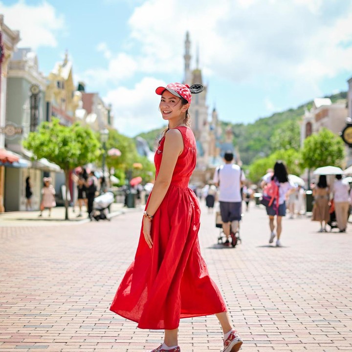 <p>Saat ini, Tyara menjalani peran sebagai Bunda tiga anak. Ia dikaruniai tiga putri cantik bernama Milaya Tatiana Surya, Milena Aurora Surya, dan Millian Ariella Surya. (Foto: Instagram @tyararenata @suryainsomnia)</p>