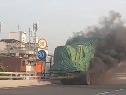 Penampakan Truk Pengangkut Kertas Terbakar di Tol Dalam Kota arah Grogol