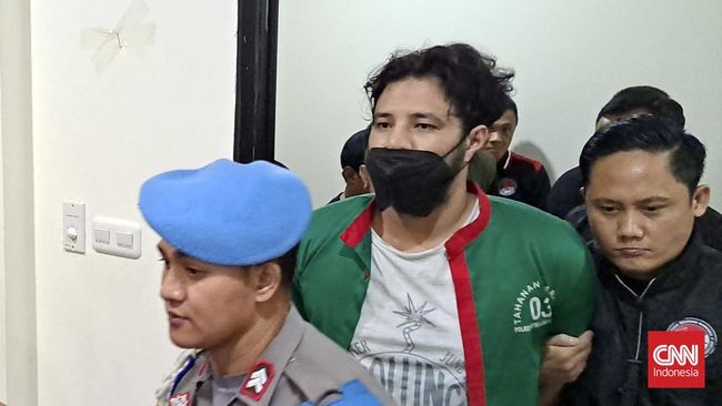 Saat menjalani sidang lewat Zoom, Ammar Zoni mengaku perbuatannya memakai narkoba bukanlah ajaran mendiang ayahnya.