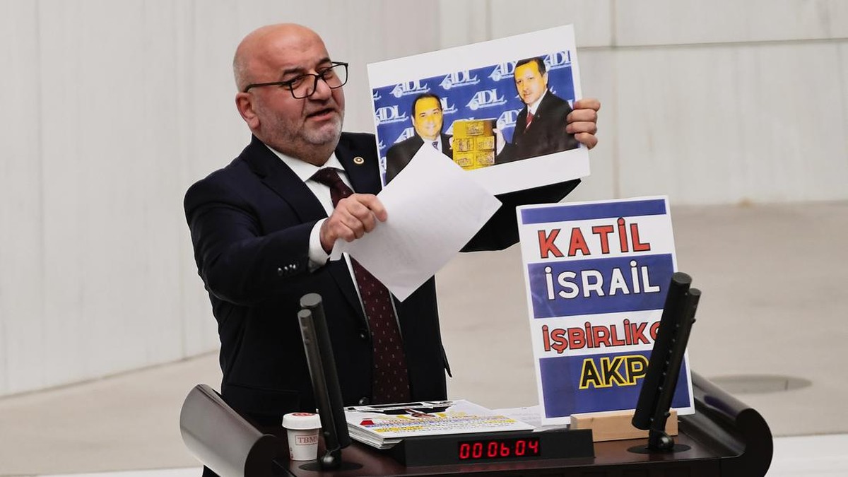 FOTO: Anggota Parlemen Turki Meninggal saat Berpidato Bela Palestina