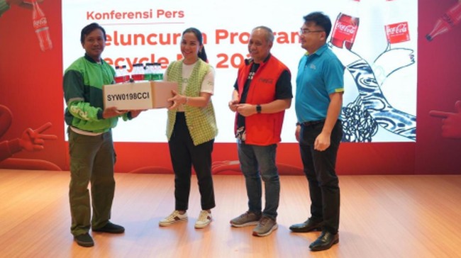 Sebelumnya, Coca-Cola telah meluncurkan botol 100 persen recycled PET, tidak termasuk tutup dan label, dengan menyediakan pilihan kemasan yang berkelanjutan.