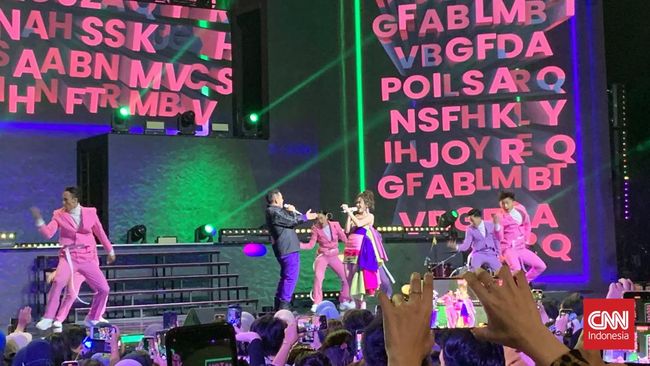 Ayu Ting Ting dan Judika berduet dalam acara panggung HUT Transmedia 22 Power Up di Trans Studio Cibubur, Jumat (15/12).