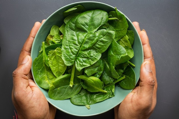 bayam untuk diet/foto:unsplash/Louis Hansel