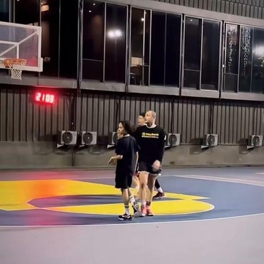 7 Potret Interaksi Manis Tiko Aryawardhana & Noah Main Basket Bareng Ditemani BCL