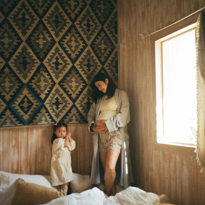 <p>Kang Sora termasuk artis yang jarang mengumbar kehidupan pribadi. Namun baru-baru ini, ia mengunggah foto saat tengah hamil anak kedua bersama dengan putri pertamanya. Ini adalah kali pertama wajah sang putri diperlihatkan ke publik. (Foto: Instagram @reveramess_)</p>