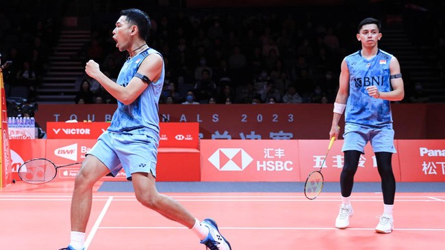 Aksi Fajar Alfian/Muhammad Rian Ardianto dan Jonatan Christie di semifinal BWF World Tour Finals 2023 bisa disaksikan lewat live streaming, Sabtu (16/12).