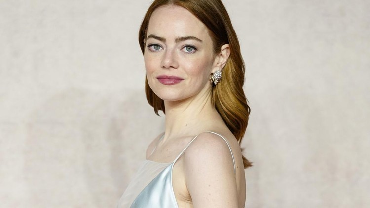 Emma Stone poses for photographers upon arrival at the premiere of the film 'Poor Things' on Thursday, Dec. 14, 2023 in London. (Scott A Garfitt/Invision/AP)