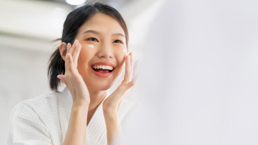 Ilustrasi pemakaian skincare/Foto: freepik.com/Lifestylememory Ilustrasi pemakaian skincare/Foto: freepik.com/Lifestylememory