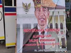 Baliho Jokowi Alumnus Paling Membanggakan Muncul di Bundaran UGM