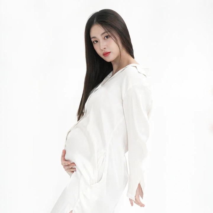 <p>Sebelumnya Kang Sora hanya kerap membagikan foto maternity di kehamilan pertamanya dan kehamilan kedua. (Foto: Instagram @reveramess_)</p>