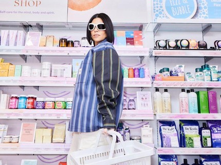 Pejuang ASI, Kourtney Kardashian Normalisasi Menyusui Meski Sibuk Syuting Reality Show 'The Kardashians'
