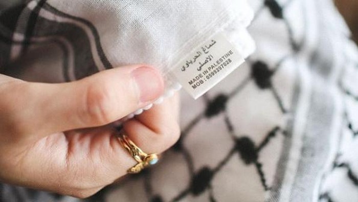 Mengenal Sejarah Hirbawi, Pabrik Kufiya Terakhir di Palestina yang Berdiri Sejak 1961